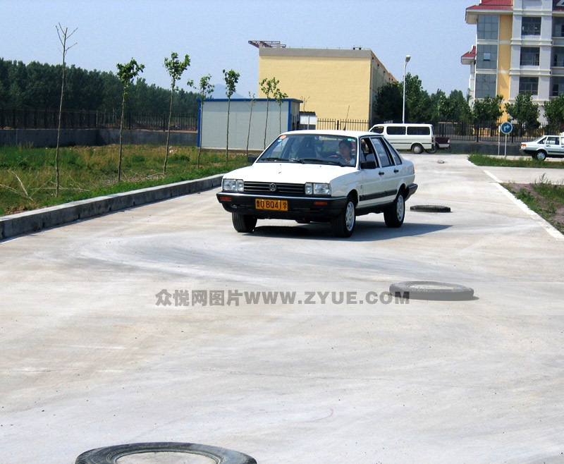 嶗運(yùn)駕校連續(xù)障礙場(chǎng)地