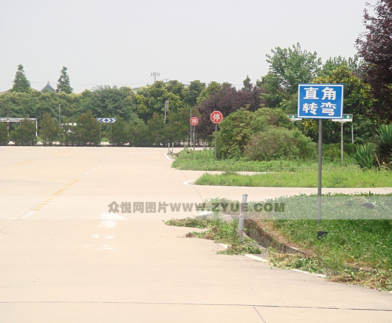 齊愛駕校直角轉(zhuǎn)彎場地