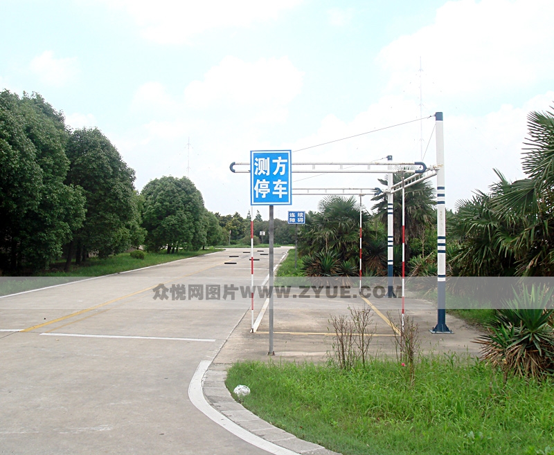 齊愛駕校側(cè)方停車場地