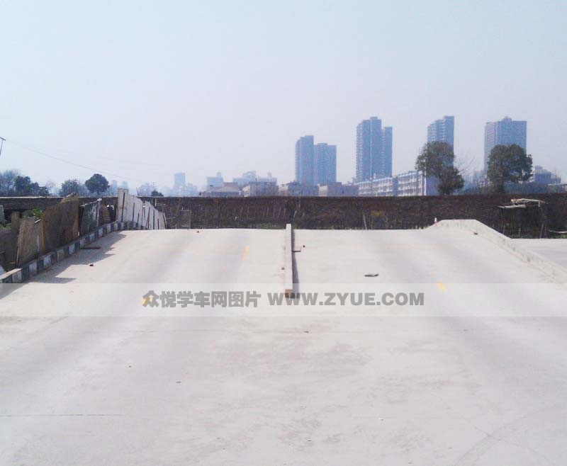 三俠駕校上坡路場地