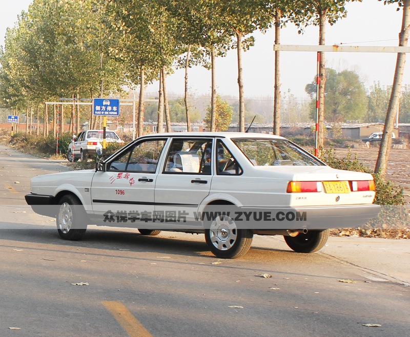 三星駕校側(cè)方停車場(chǎng)地