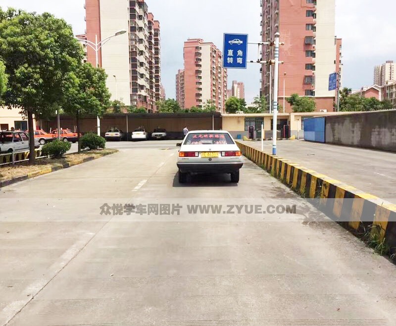 上海申浦駕校直角轉(zhuǎn)彎練習(xí)