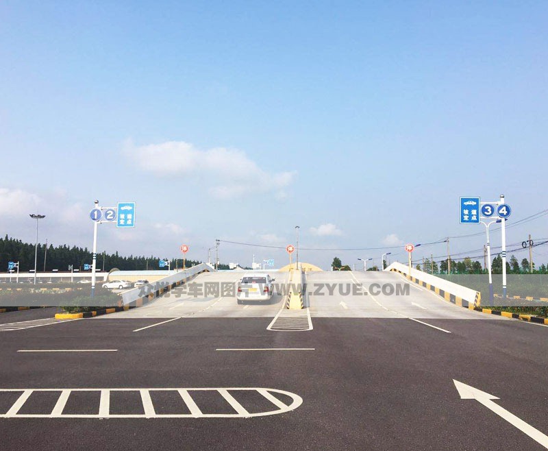 上海廣源駕校坡道定點(diǎn)停車和起步