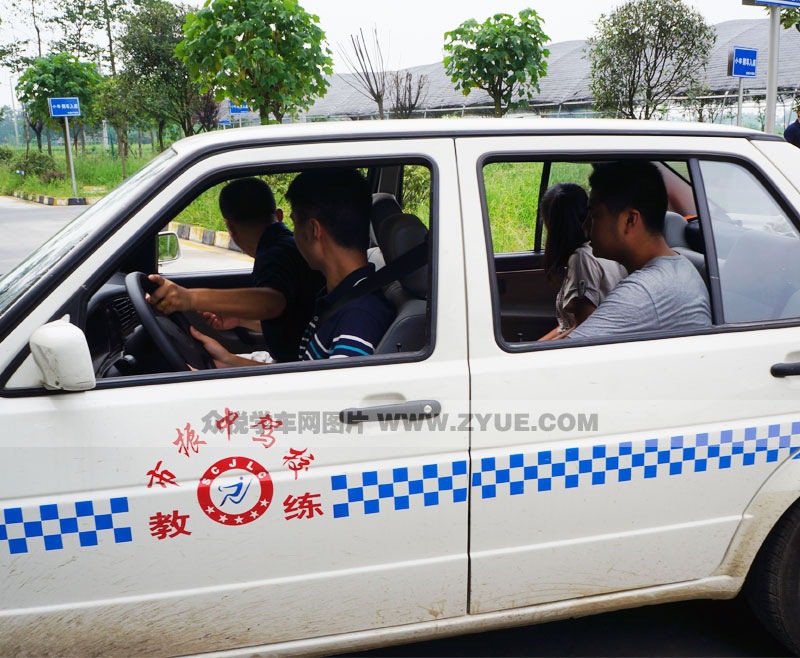 市振中駕校倒車入庫教學(xué)(四)