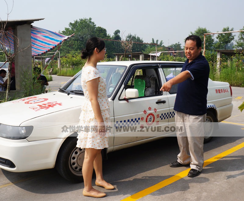 市振中駕校倒車入庫教學(xué)(七)
