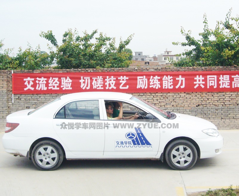 交通駕校白色教練車(chē)