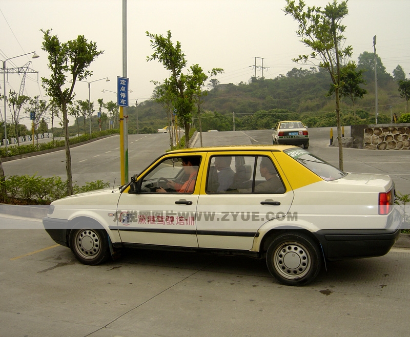 深港駕校模擬坡道起步與定點停車