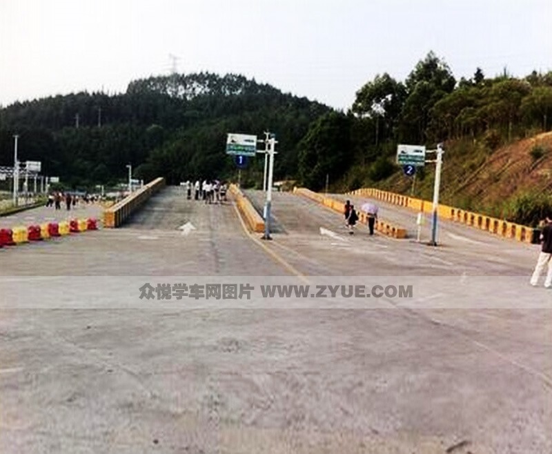 龍巖天奕駕校坡道定點(diǎn)停車和起步場地