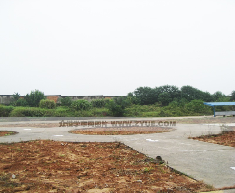 天元駕校學(xué)車場地一角