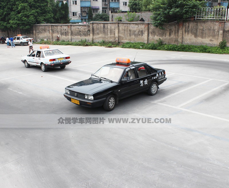合肥五星駕校寧國(guó)路訓(xùn)練場(chǎng)倒車(chē)入庫(kù)練習(xí)