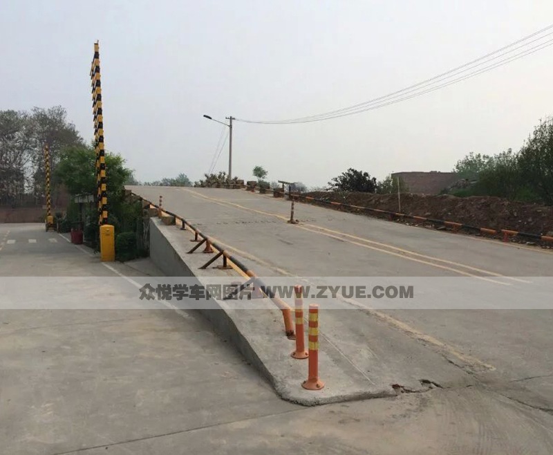 西安慶華駕校坡道定點(diǎn)停車(chē)和起步