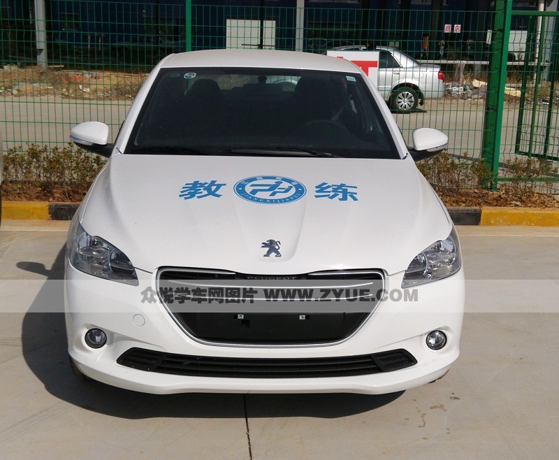 億安達(dá)駕校全新的標(biāo)志教練車