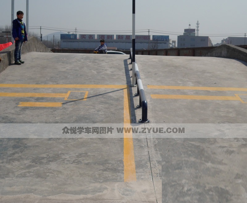 頤澤駕校上坡路場(chǎng)地