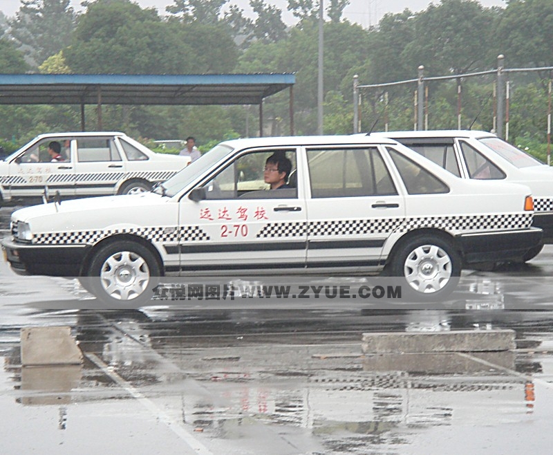 遠(yuǎn)達(dá)駕校學(xué)員訓(xùn)練車