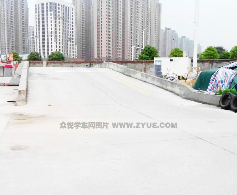 武漢育才駕校坡道定點(diǎn)停車和起步場(chǎng)地