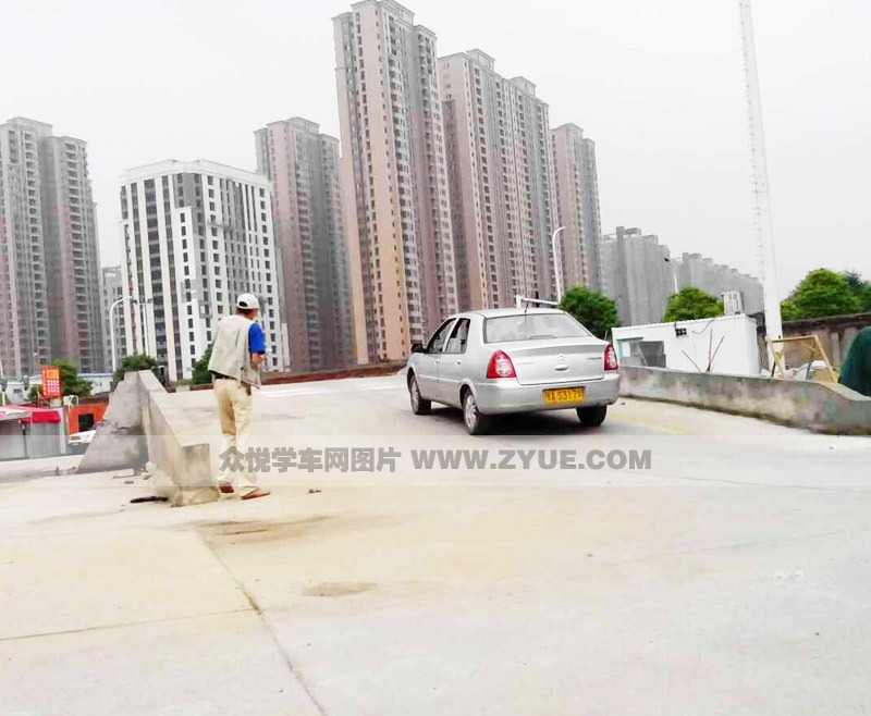 武漢育才駕校坡道定點(diǎn)停車和起步練習(xí)-3