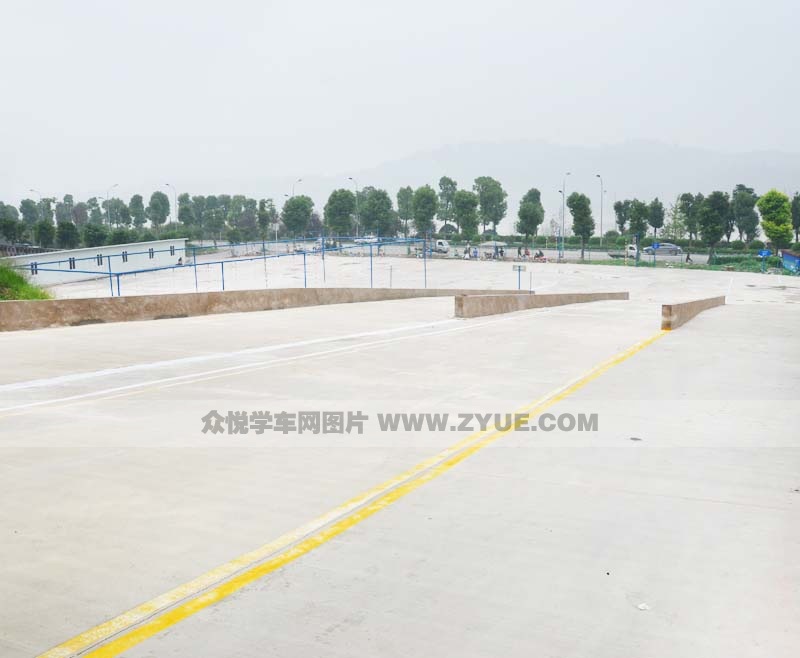 渝快駕校上坡路場地