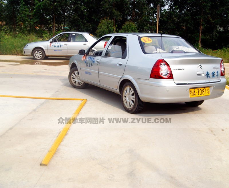 譽(yù)通駕校直角轉(zhuǎn)彎學(xué)車場(chǎng)地