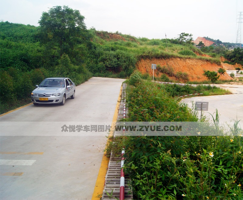 譽(yù)通駕校模擬連續(xù)急彎山區(qū)路