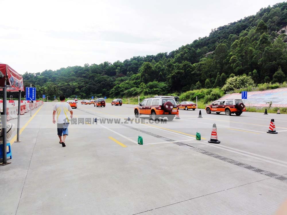 中駕駕校學車場一角