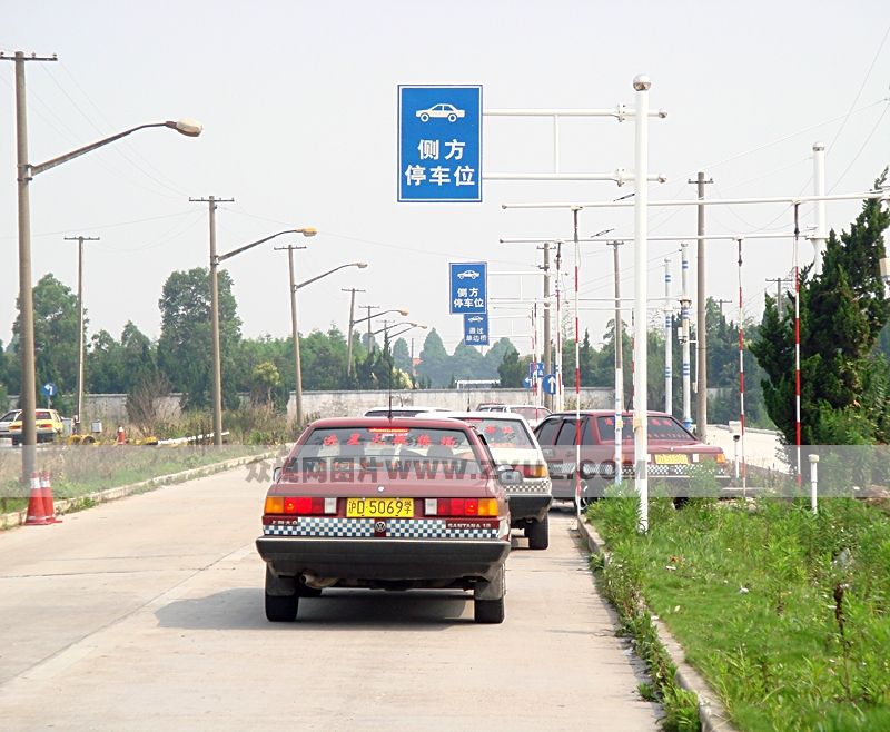 眾藝駕校側(cè)方停車訓(xùn)練